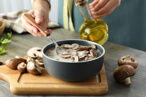 Ajouter de l'huile dans la sauce aux champignons