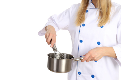 Cuisiniere en train de touiller dans la casserole