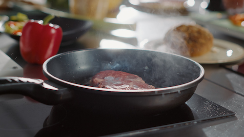 cuisson à l'huile dans une poêle à frire avec fumée