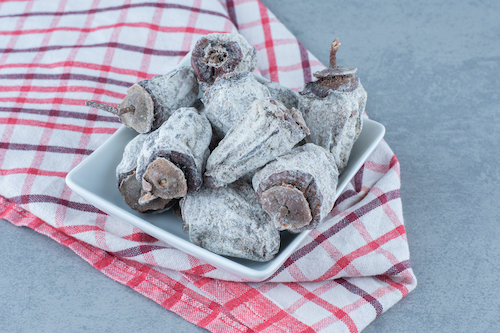 dattes séchées avec pellicule blanche