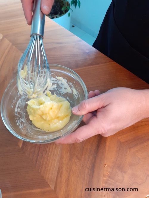 battre la sauce avec un fouet