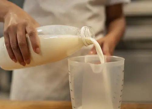 lait-versé-dans-verre-mesureur