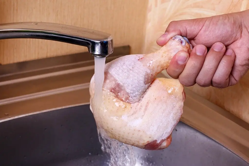 Comment couper du poulet congelé à la maison