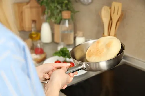 Comment Cuisiner avec une Poêle en Inox.