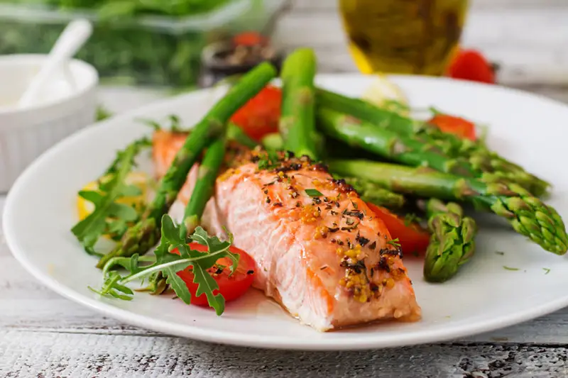 Une question importante : quelle quantité de protéines contient 170 g de saumon ?