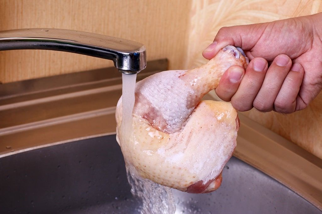 Comment couper du poulet congelé à la maison ? - 5 méthodes sûres et efficaces
